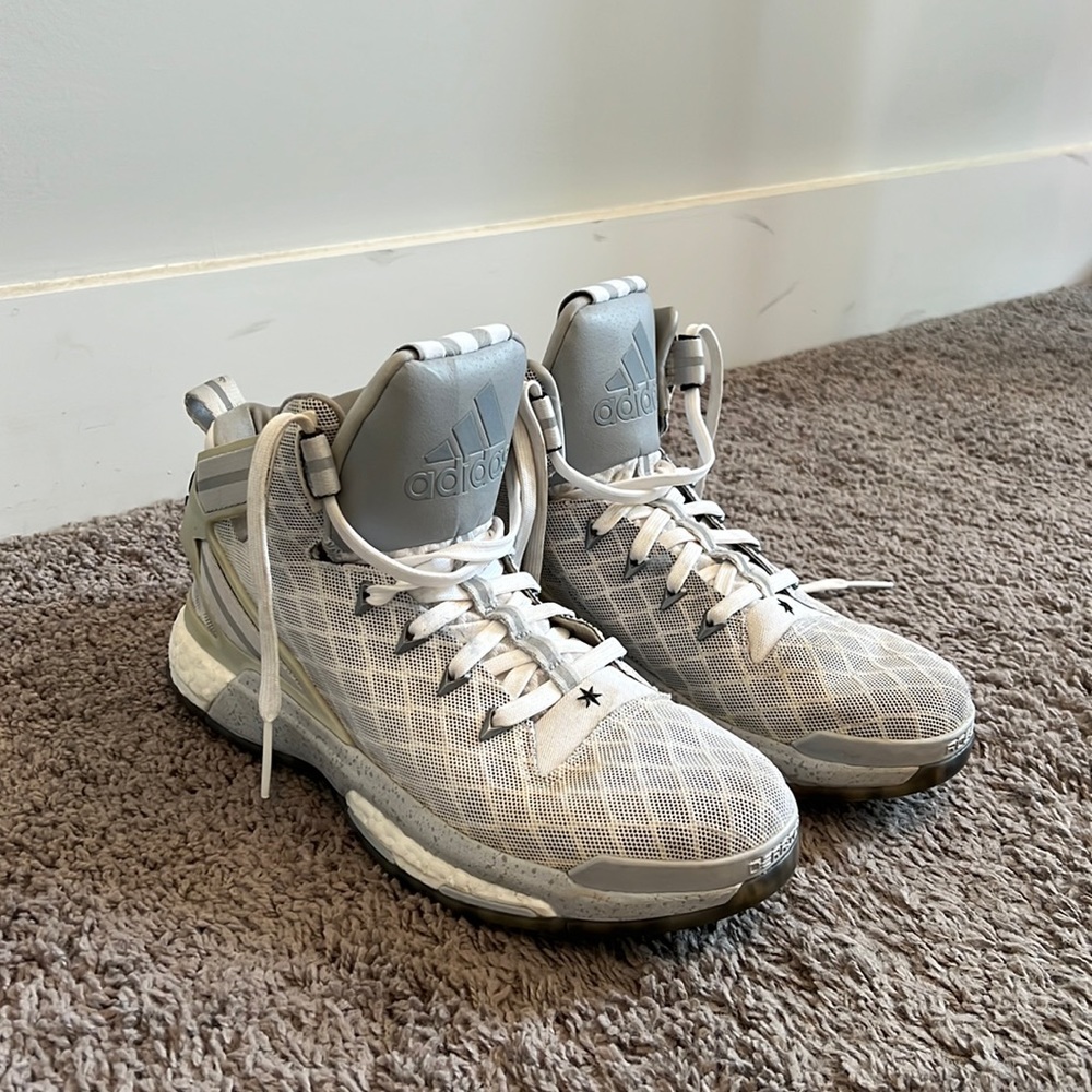 Derrick rose sliver adidas basketball shoes size 9